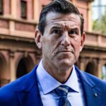 Imagens fornecidas pela Polícia Federal Australiana mostram Roberts-smith sendo algemado dentro de uma ponte aérea no aeroporto de Sydney.