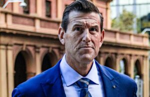 Acusado criminoso de guerra Ben Roberts-Smith de buscar liberdade Imagens fornecidas pela Polícia Federal Australiana mostram Roberts-smith sendo algemado dentro de uma ponte aérea no aeroporto de Sydney.