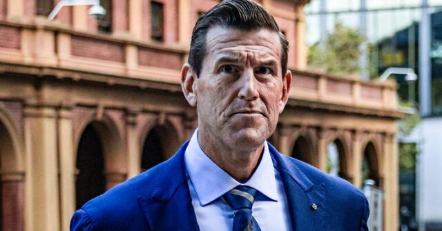 Imagens fornecidas pela Polícia Federal Australiana mostram Roberts-smith sendo algemado dentro de uma ponte aérea no aeroporto de Sydney.