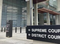 Acusado de assassinato foi atacado por homem com faca, disse o júri Supremo Tribunal de Brisbane, Supremo Tribunal de Queensland, Tribunal Distrital de Brisbane, Tribunal Distrital de Queensland.