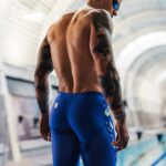 Adam Peaty exibiu seu físico musculoso enquanto desfilava a última coleção Speedo no sábado