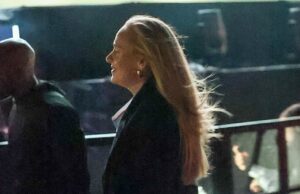 Adele faz uma rara aparição para assistir ao set de Coachella de Justin Bieber com seu filho Angelo, 13 Adele fez uma rara aparição pública para assistir ao set de Coachella de Justin Bieber com seu filho Angelo neste fim de semana