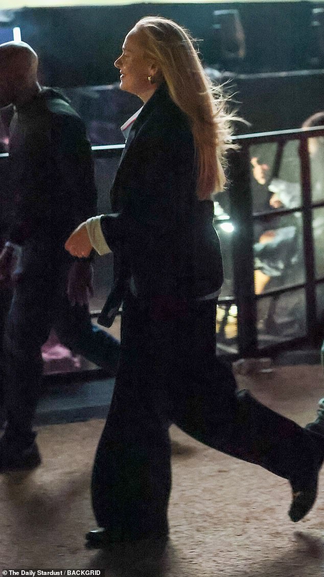 Adele faz uma rara aparição para assistir ao set de Adele fez uma rara aparição pública para assistir ao set de Coachella de Justin Bieber com seu filho Angelo neste fim de semana