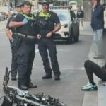 A polícia acusou um adolescente depois que ele supostamente atropelou um sargento da polícia com sua motocicleta elétrica em Melbourne ontem.