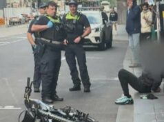 Adolescente acusado de supostamente atropelar sargento em motocicleta elétrica A polícia acusou um adolescente depois que ele supostamente atropelou um sargento da polícia com sua motocicleta elétrica em Melbourne ontem.