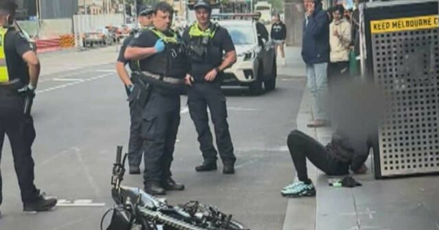 Adolescente acusado de supostamente atropelar sargento em motocicleta elétrica A polícia acusou um adolescente depois que ele supostamente atropelou um sargento da polícia com sua motocicleta elétrica em Melbourne ontem.