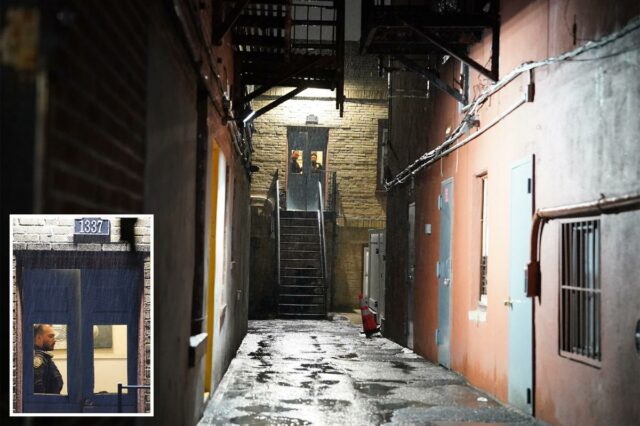 Beco na 1337 Beach Avenue com uma escada de incêndio e duas figuras olhando por uma porta.