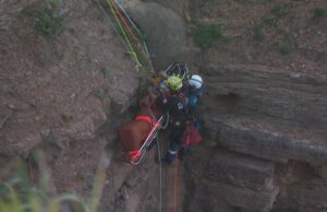 Adolescente ferido foi levado para um lugar seguro depois de ser sugado pelo respiradouro de Sydney Resgate do respiradouro de Warriewood