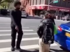 Adolescente pisoteada na rua mostra uma geração abandonada aos telefones e à pornografia Adolescente pisoteada na rua mostra uma geração abandonada aos telefones e à pornografia