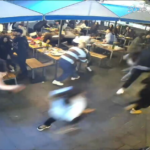 Clientes de restaurantes vizinhos foram vistos fugindo em pânico ou se escondendo debaixo das mesas após o início do ataque.