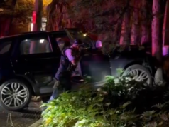 Adolescentes algemados após perseguição de carro em ruas residenciais de Sydney Vídeos postados nas redes sociais por moradores mostraram o Range Rover colidindo com árvores no final da Avenida Edgecumbe, Coogee.