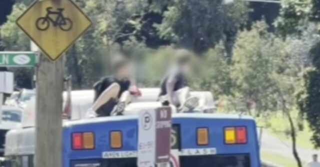 Adolescentes que andavam no teto de ônibus são procurados pela polícia
