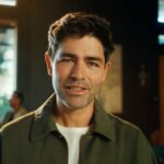 Anne Hathaway (R) e Meryl Streep sorriem durante uma conferência para o filme