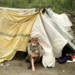 Afegãos deslocados pelo conflito no Paquistão sobrevivem em acampamentos