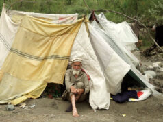 Afegãos deslocados pelo conflito no Paquistão sobrevivem em acampamentos Afegãos deslocados pelo conflito no Paquistão sobrevivem em acampamentos