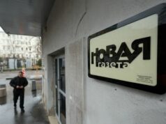 Agentes de segurança mascarados invadem jornal russo em Moscou e prendem jornalista Yahoo news home