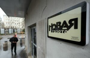 Agentes de segurança mascarados invadem jornal russo em Moscou e prendem jornalista Yahoo news home