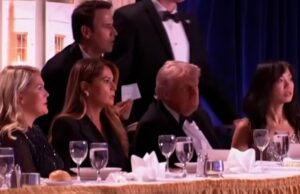 Agentes do Serviço Secreto afastam Trump quando ouvem tiros Agentes do Serviço Secreto afastam Trump quando ouvem tiros