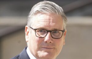 Agora até Londres se volta contra Starmer: pesquisa bombástica prevê que o Partido Trabalhista sofrerá enormes perdas na capital nas eleições locais do próximo mês, à medida que os Verdes e a Reforma do Reino Unido aumentam Keir Starmer sofreu novos problemas quando uma pesquisa bombástica mostrou que o Partido Trabalhista está a caminho de grandes perdas em Londres nas eleições locais do próximo mês.
