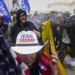 ARQUIVO - Manifestantes atacam a Frente Oeste do Capitólio dos EUA, 6 de janeiro de 2021, em Washington. (Foto AP / John Minchillo, Arquivo)