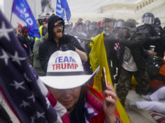 Agora, os insurgentes canalhas de 6 de janeiro querem que você os pague ARQUIVO - Manifestantes atacam a Frente Oeste do Capitólio dos EUA, 6 de janeiro de 2021, em Washington. (Foto AP / John Minchillo, Arquivo)