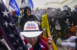 Agora, os insurgentes canalhas de 6 de janeiro querem que você os pague ARQUIVO - Manifestantes atacam a Frente Oeste do Capitólio dos EUA, 6 de janeiro de 2021, em Washington. (Foto AP / John Minchillo, Arquivo)