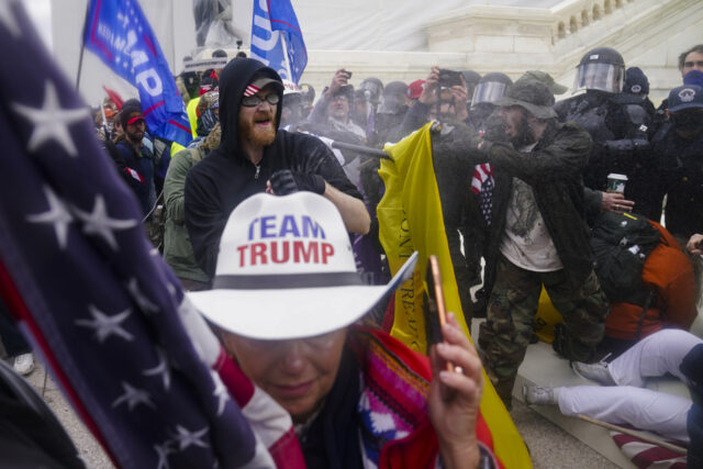 ARQUIVO - Manifestantes atacam a Frente Oeste do Capitólio dos EUA, 6 de janeiro de 2021, em Washington. (Foto AP / John Minchillo, Arquivo)