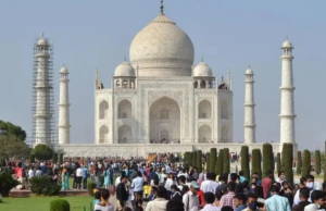 Agra: Onda de calor no norte da Índia provoca declínio no movimento turístico no Taj Mahal Agra: Onda de calor no norte da Índia provoca declínio no movimento turístico no Taj Mahal