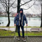 Um adolescente das montanhas do Atlas, em Marrocos, mostra as cicatrizes de onde os guardas de fronteira da UE lançaram cães de ataque contra ele-1775035239