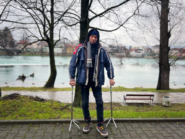 Um adolescente das montanhas do Atlas, em Marrocos, mostra as cicatrizes de onde os guardas de fronteira da UE lançaram cães de ataque contra ele-1775035239