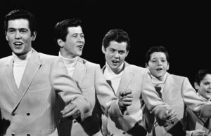 Alan Osmond, co-compositor de ‘Crazy Horses’ e membro mais antigo dos Osmonds, morre aos 76 anos Alan Osmond, co-compositor de 'Crazy Horses' e membro mais antigo dos Osmonds, morre aos 76 anos