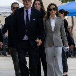 Os problemas jurídicos de longa data de Alec Baldwin devido ao tiroteio fatal no set de seu filme de faroeste, Rust, continuam se arrastando agora que um juiz decidiu que ele enfrentará um julgamento civil em outubro; ele é fotografado com a esposa Hilaria (R) em julho de 2024