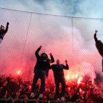 Torcedores da Bósnia e Herzegovina dentro do estádio antes da partida com a Itália