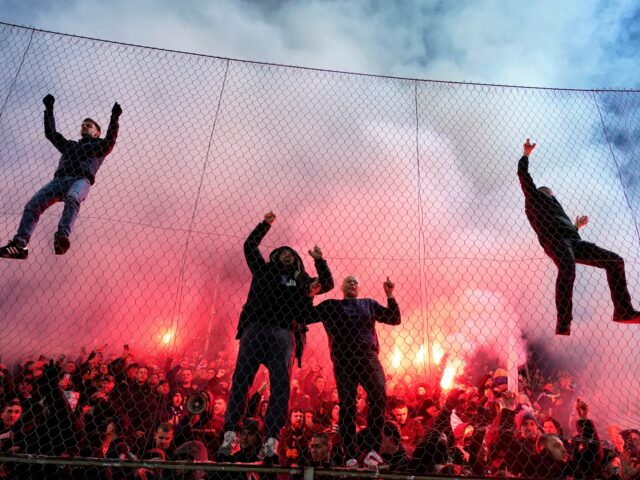 Torcedores da Bósnia e Herzegovina dentro do estádio antes da partida com a Itália