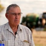 A grave escassez de combustíveis e fertilizantes está a forçar os agricultores australianos a tomar decisões angustiantes que podem afectar o nosso abastecimento alimentar. Alguns produtores estão agora a abandonar a plantação nesta época, uma medida que poderá desencadear uma crise alimentar nacional durante meses. Para os agricultores do Centro-Oeste de NSW, a crise dos combustíveis é o ponto de ruptura numa série de dificuldades implacáveis.