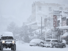 Alerta de tempestade de inverno enquanto 1,2 metro de neve atinge: ‘Ameaça à vida’ File image: Snow falls downtown, north of Lake Tahoe, during a powerful multiple day winter storm in the Sierra Nevada mountains on March 02, 2024 in Truckee, California.