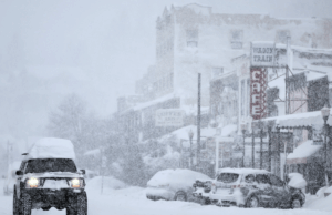 Alerta de tempestade de inverno enquanto 1,2 metro de neve atinge: ‘Ameaça à vida’ File image: Snow falls downtown, north of Lake Tahoe, during a powerful multiple day winter storm in the Sierra Nevada mountains on March 02, 2024 in Truckee, California.