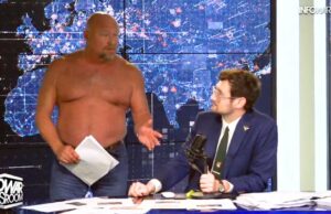Alex Jones fica de topless durante o colapso no ar por causa da compra do Onion no InfoWars: ‘Keep Laughing’ | Vídeo a-cebola-alex-jones