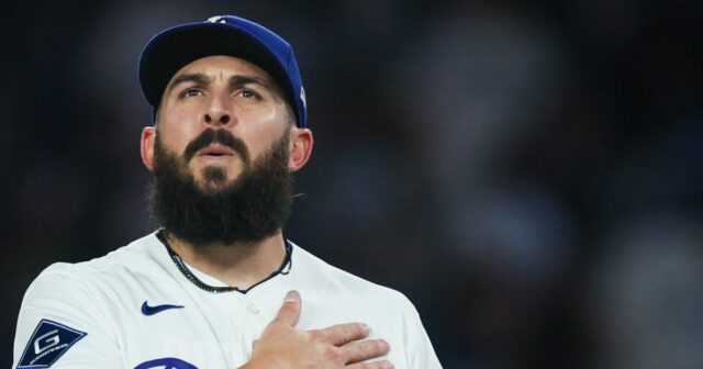 Alex e Kayla Vesia convidam enfermeiras e médicos que os Alex e Kayla Vesia convidam enfermeiras e médicos que os ajudaram na perda de sua filha para um jogo dos Dodgers