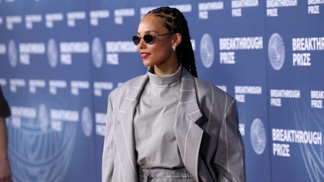 Alicia Keys chama a indústria musical de uma 'rede de bons e velhos garotos' e afirma que as mulheres 'não recebem uma porta aberta'
