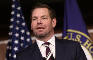 Ally Sammarco, acusador de Eric Swalwell, emite declaração em meio a múltiplas alegações GettyImages-1429115643 resposta de vídeo de Eric Swalwell