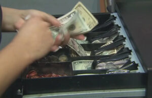 Altos preços do petróleo empurram a inflação para 3,3%, os custos das famílias aumentam Yahoo news home