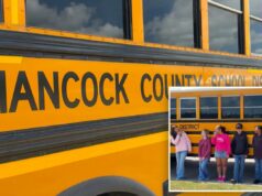 Alunos do ensino médio do Mississippi param ônibus depois que motorista desmaia Alunos do ensino médio do Mississippi param ônibus depois que motorista desmaia