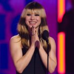 Alysa Liu se une a um grande artista para sua estreia surpresa em um videoclipe