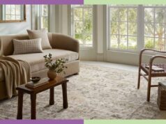 Ama a casa Magnólia? A colaboração do tapete de Joanna Gaines começa em US $ 43 para a promoção do Wayfair’s Way Day Sala de estar com sofá bege, tapete estampado, cadeira de madeira e três grandes janelas com vista para as árvores.