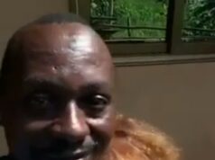 Amante ganense da viúva britânica roubada das economias de £ 1 milhão por fraudadores de romance antes de morrer em um acidente de carro insiste ‘Estávamos apaixonados’ – depois que sua família alegou que ela foi assassinada Daniel 'Kofi' Agyapong, à esquerda, rejeitou veementemente qualquer sugestão de estar envolvido na morte de sua amante, Janet Fordham, à direita