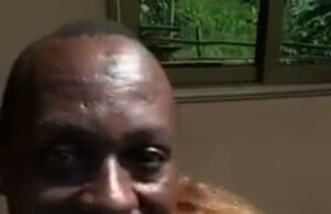 Amante ganense da viúva britânica roubada das economias de £ 1 milhão por fraudadores de romance antes de morrer em um acidente de carro insiste ‘Estávamos apaixonados’ – depois que sua família alegou que ela foi assassinada Daniel 'Kofi' Agyapong, à esquerda, rejeitou veementemente qualquer sugestão de estar envolvido na morte de sua amante, Janet Fordham, à direita