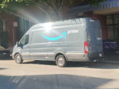 Amazon atinge vendedores com ‘sobretaxa de combustível’ enquanto a guerra no Irã agita os mercados globais de energia Amazon Prime van parked curbside