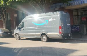 Amazon atinge vendedores com ‘sobretaxa de combustível’ enquanto a guerra no Irã agita os mercados globais de energia Amazon Prime van parked curbside