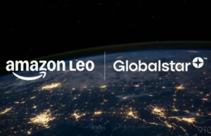 Amazon comprando Globalstar; Serviços de satélite da Apple usarão Amazon Leo Amazon comprando Globalstar; Serviços de satélite da Apple usarão Amazon Leo | A imagem mostra os logotipos das duas empresas em uma visão de satélite da Terra